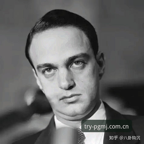 雷·肯尼迪，一个名字，一段利物浦从低谷走向欧洲之巅的岁月。1974年签约那天，比尔·香克利卸任，整个安菲尔德都在迎接新帅佩斯利，没人顾得上这个从阿森纳来的瘦高个中场。香克利在告别前扔下一句话：这是我为利物浦做的最后几件好事之一。彼时无人当真，直到肯尼迪在左路踢出另一个人的模样，人们才想起那位老人的眼光。